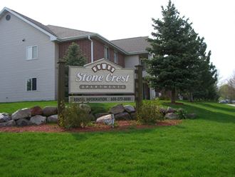 the stone creek apartments sign in front of the building