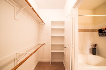 1100 Devonshire E. Drive 1-3 Beds Apartment for Rent - Photo Gallery 5