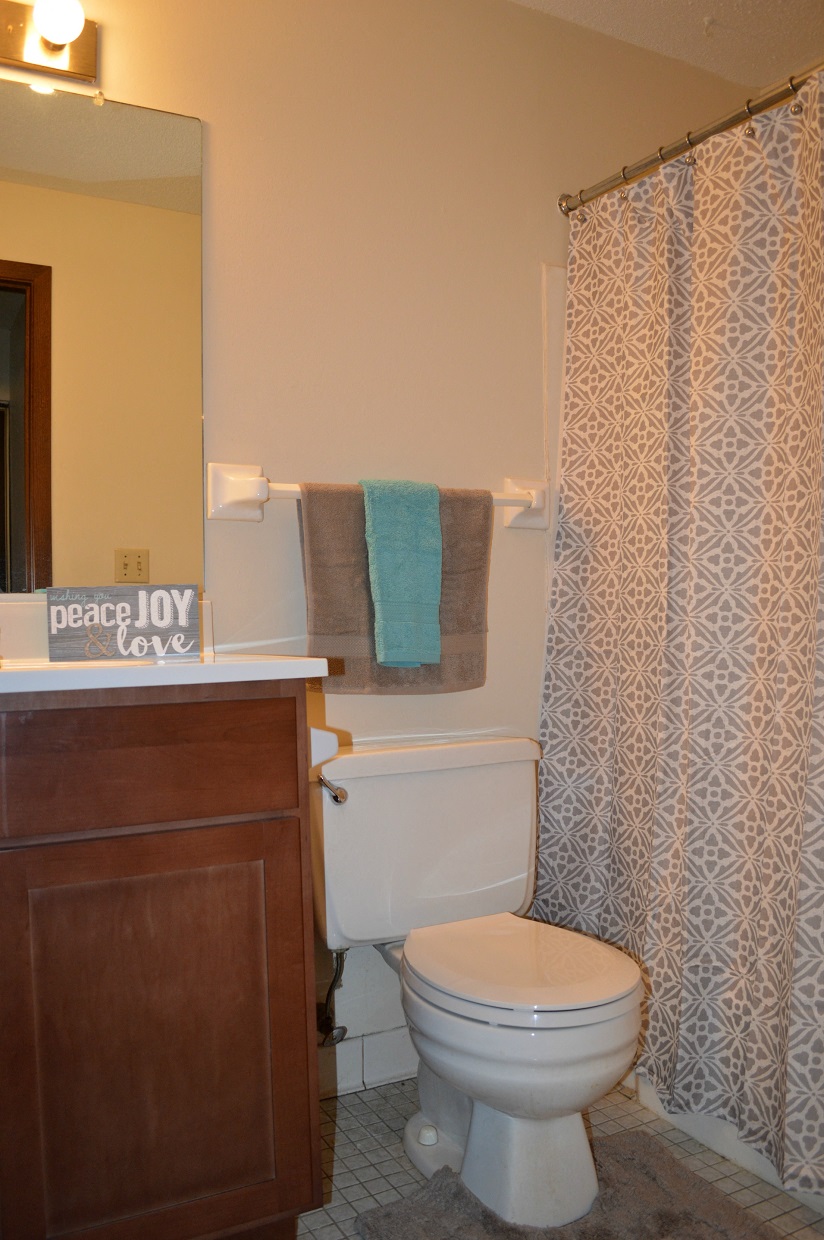 Woodland North Apartments bathroom