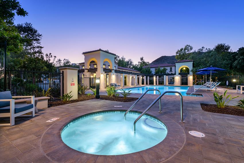 Pool and jacuzzi at Mission Hills Apartment Homes