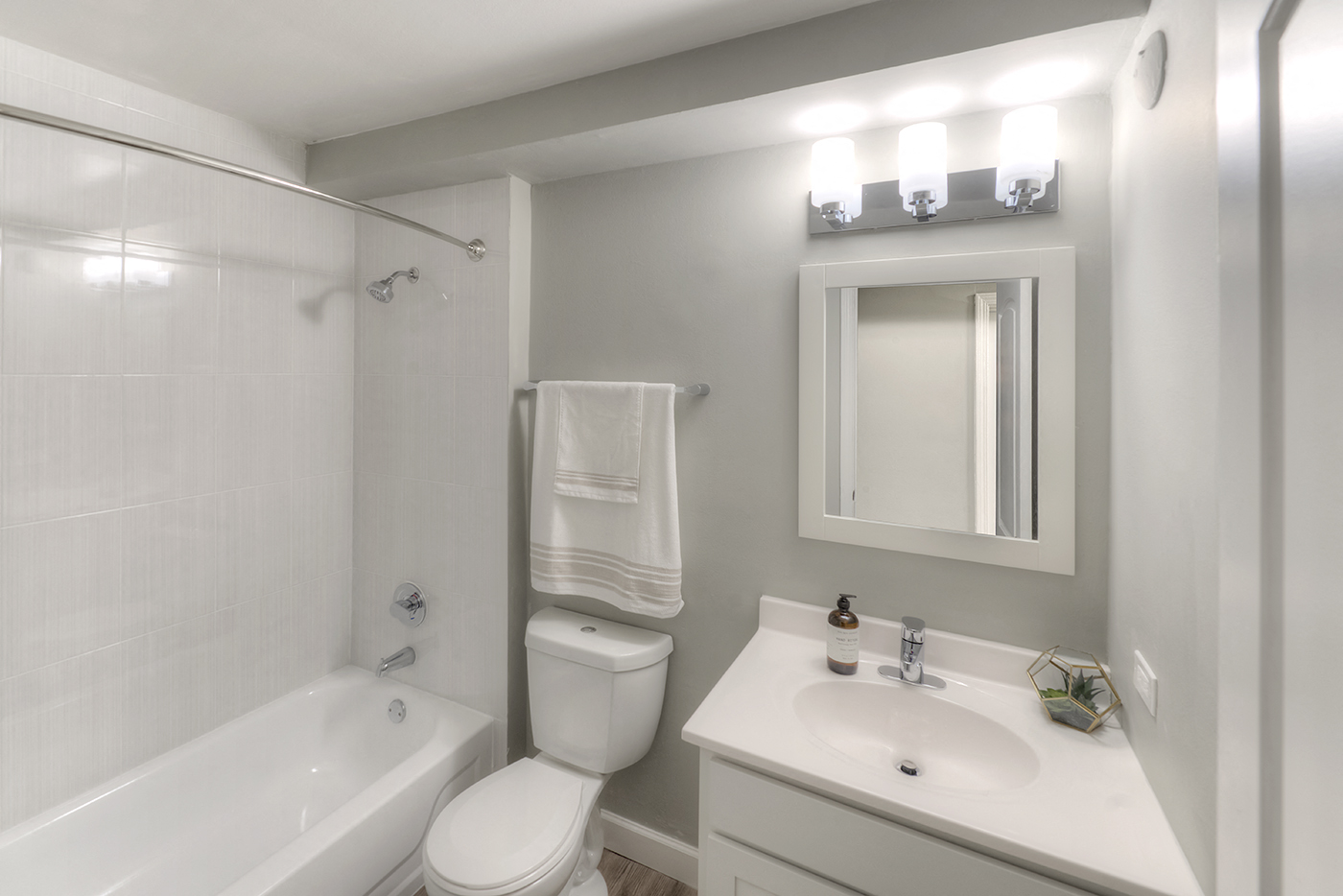 Modern Bathroom Fittings, at Eagle Creek Apartments, Illinois, 60559