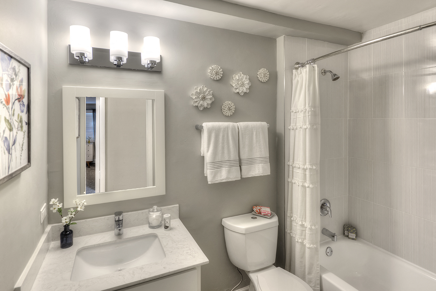 Oversized Soaking Tub In Bath, at Eagle Creek Apartments, Illinois, 60559