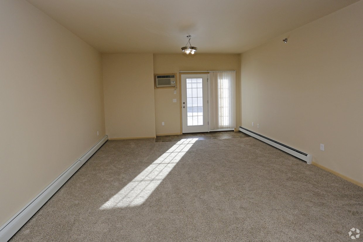 living area, patio door area at Stonebridge Villas Apartments, Minot, ND, 58703