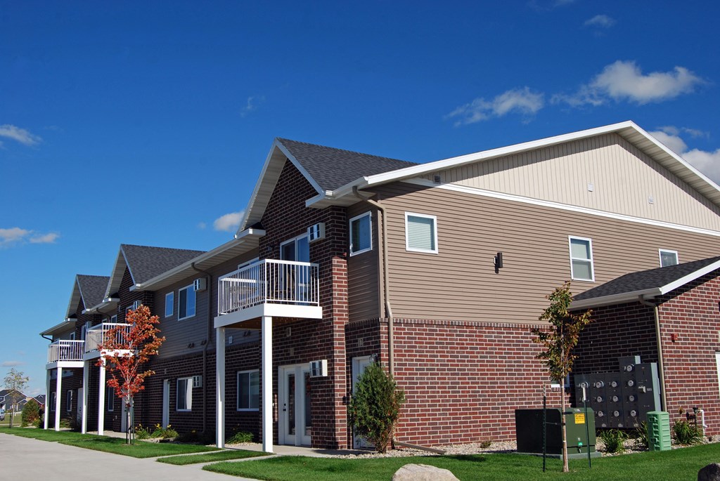 Exterior exterior of moorhead apartment, blue sky, green grass