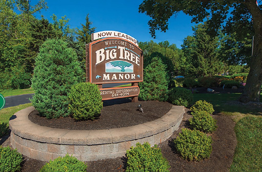 A sign welcoming people to Big Tree Manoir.