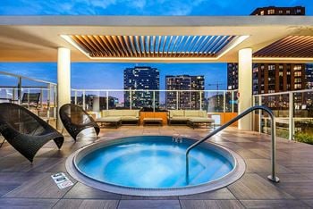 Outdoor Hot Tub at 1001 South State, Chicago, IL, 60605