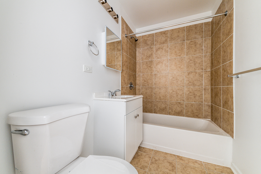 South Austin Apartments for rent in Chicago | 5201 W Washington Blvd Bathroom