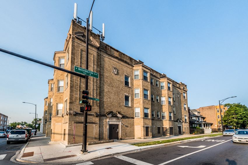South Austin Apartments for rent in Chicago | 5201 W Washington Blvd - Photo Gallery 1