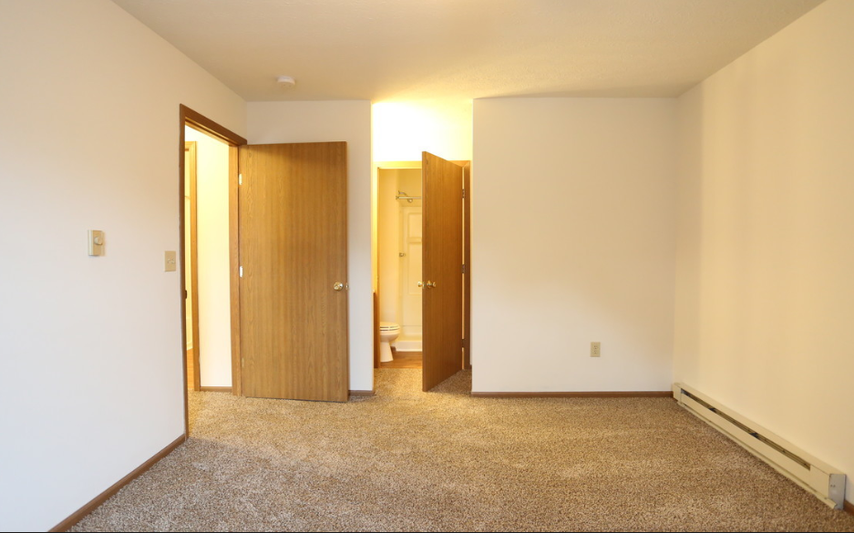 Image of large carpeted room