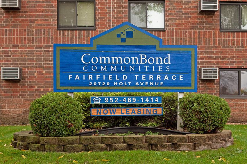 a sign in front of a building that readscommond communities terrace