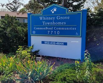 a sign for winery grove townhomes andcommond communities in front