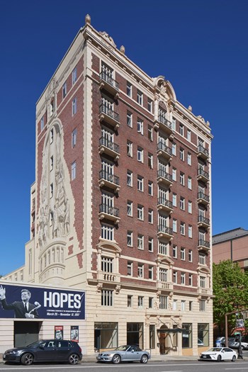 1207 SW Broadway Studio Apartment for Rent - Photo Gallery 3