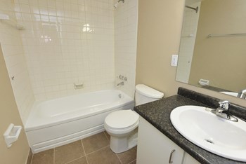 520 Wellington Street Studio-4 Beds Apartment for Rent - Photo Gallery 6