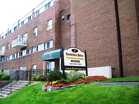 A brick building with a sign that says Roefort Drive.