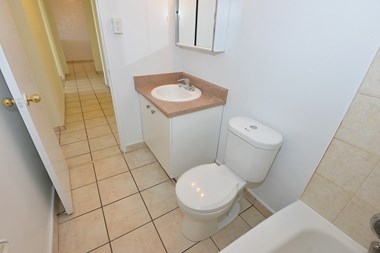 110 Inverlochy Boulevard 3 Beds Apartment for Rent