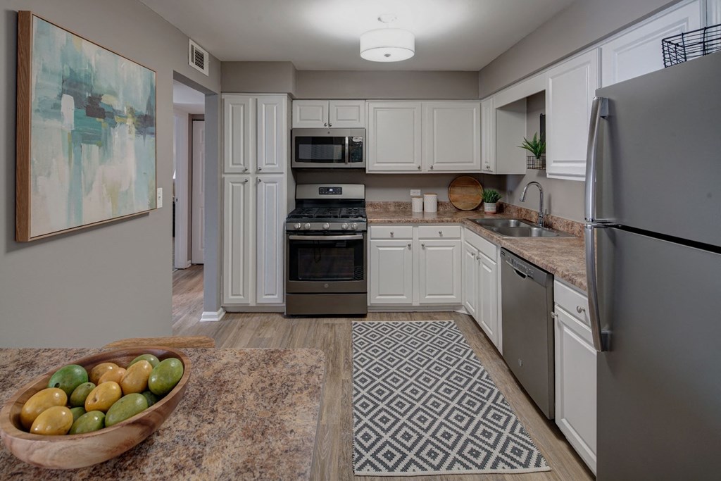 Graceful Dining Area at Carol Stream Crossing, Carol Stream, IL, 60188