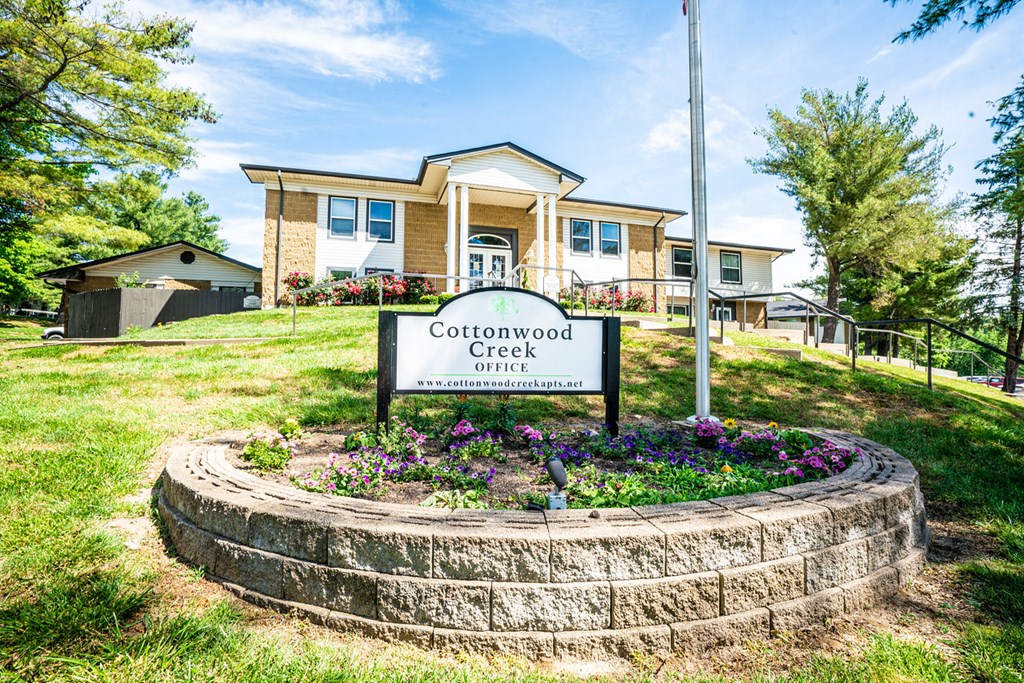 Cottonwood Creek Apartments St. Joseph, MO Leasing Office Exterior