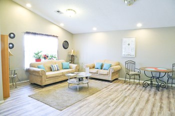 925 W. Skyline Road 1-3 Beds Apartment for Rent - Photo Gallery 3