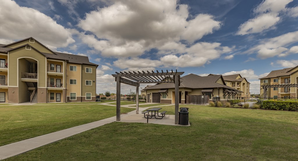 the preserve at ballantyne commons park with a picnic table and benches in front