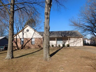 6656 Lake Forest Dr N 3 Beds Apartment for Rent