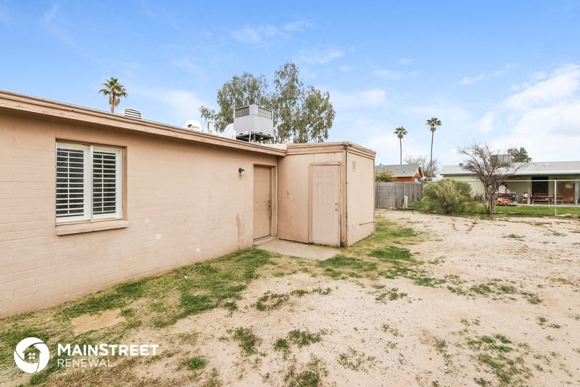 the backyard of a house with dirt and grass next to it