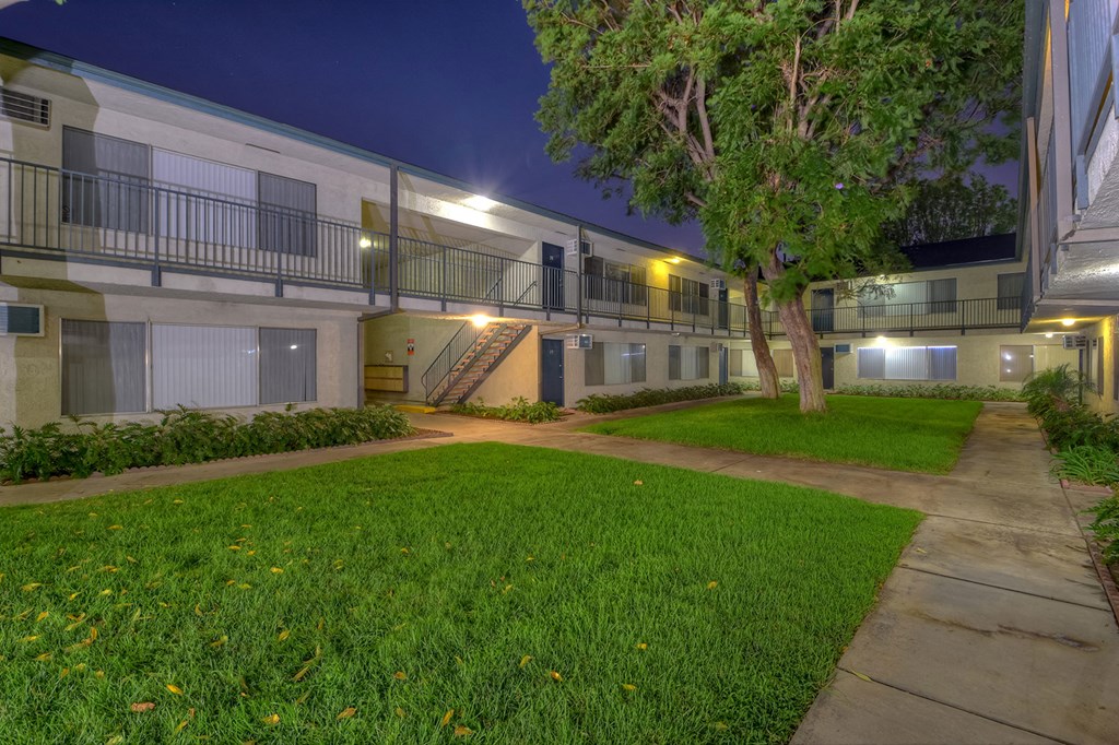 the courtyard at night at the preserve at polk apartments