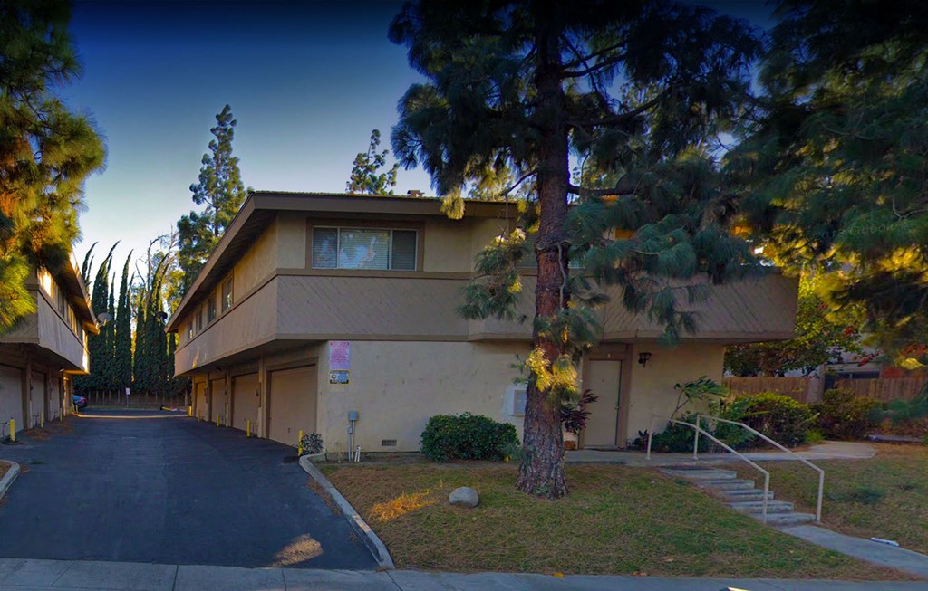 the building where the motel is located