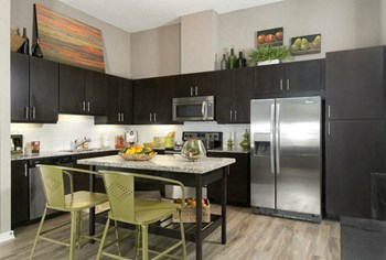 940 W. Canton Avenue 1-3 Beds Apartment for Rent - Photo Gallery 6