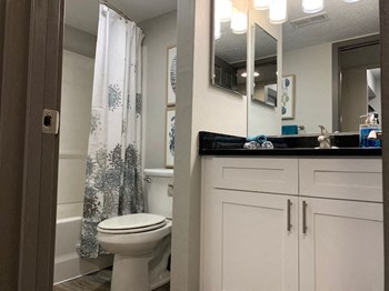 Luxurious Bathroom at Runaway Bay, Columbus - Photo Gallery 6