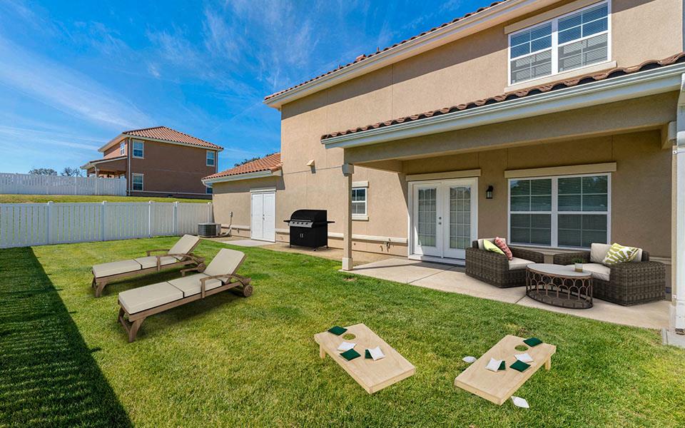 a backyard with lawn furniture and a house