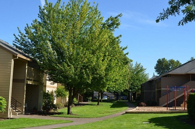 Courtyard at Mountain High Apartments, Gresham, OR