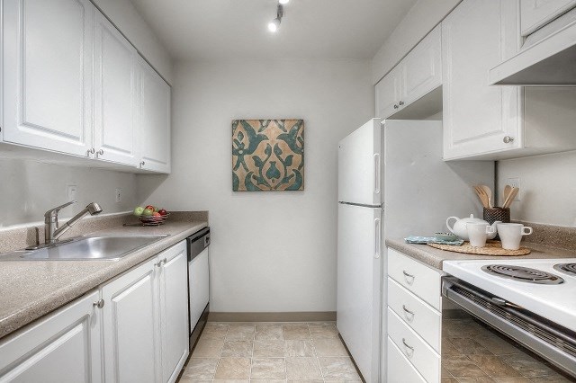 Fully Equipped Kitchen at Mountain High Apartments, Gresham, 97080