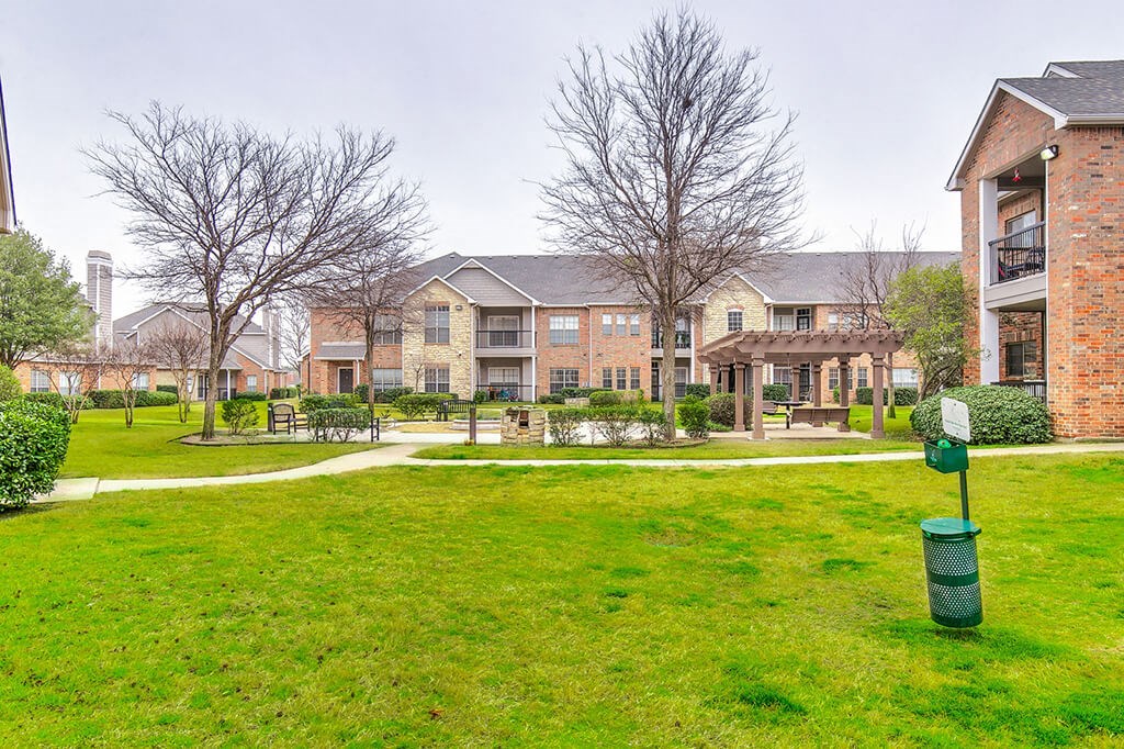 the preserve at ballantyne commons yard and apartment buildings