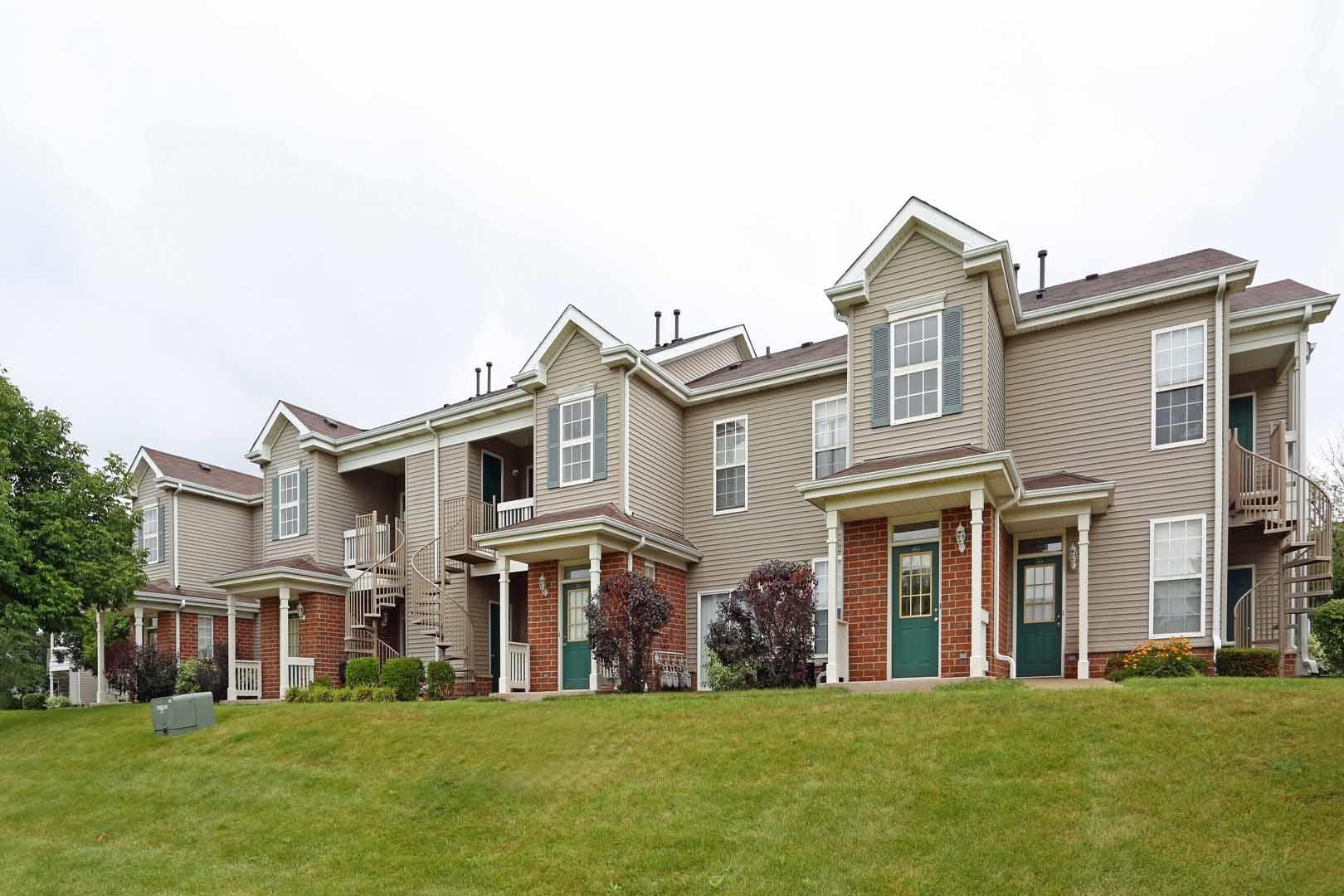 Floor Plans of Skyridge Club Apartments in Crystal Lake, IL