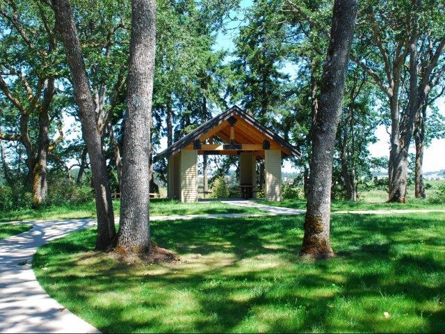 a small cabin in the middle of the woods