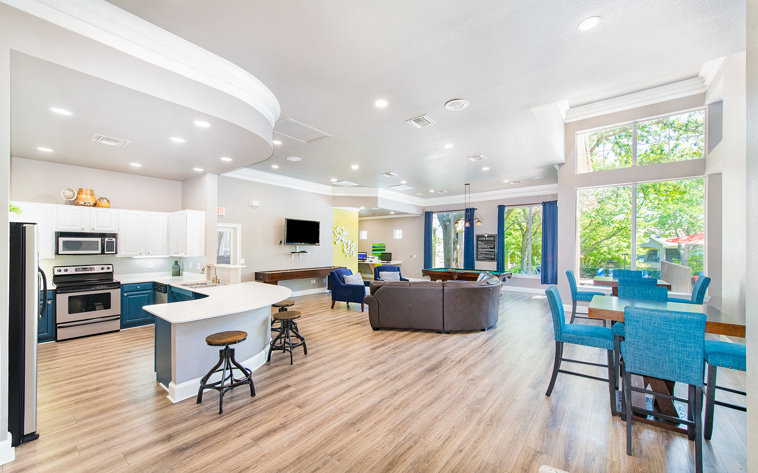 the preserve at ballantyne commons community living room and kitchen