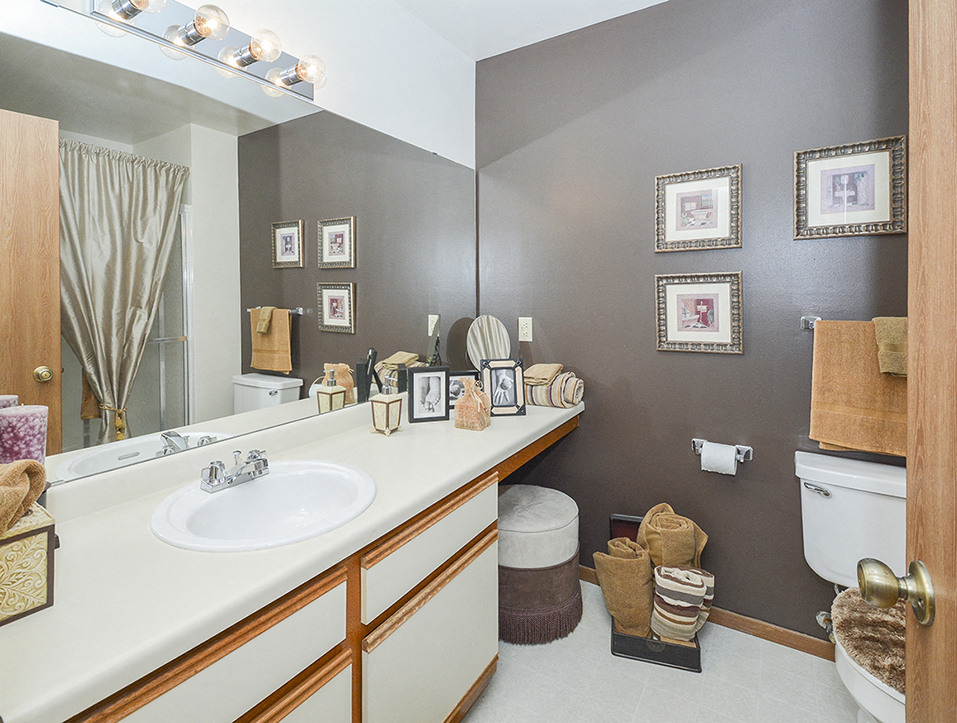 Classic Full-Size Bathroom with White Countertop and Vanity