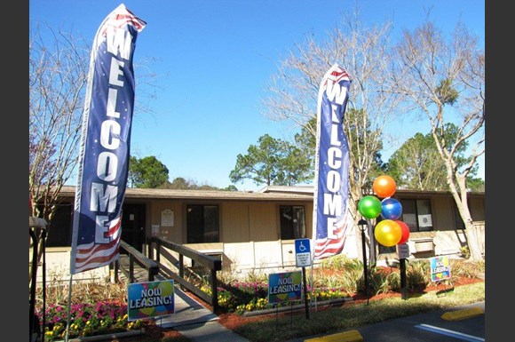 Pelican Pointe Apartments 1333 Dunn Ave Jacksonville Fl Rentcafé Jacksonville Photo Gallery 1