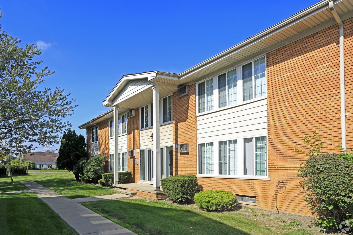 The Meadows on Thirteen Apartments, 17134 E. 13 Mile Road, Roseville