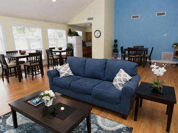 Clubhouse sitting area at Frontier Ridge Apartments