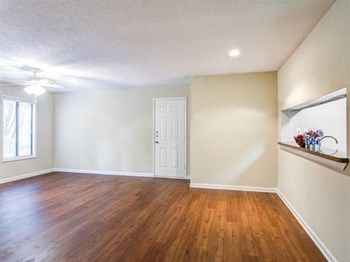 6873 Peachtree Dunwoody Rd 1-2 Beds Apartment for Rent - Photo Gallery 2