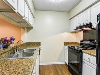 6873 Peachtree Dunwoody Rd 1-2 Beds Apartment for Rent - Photo Gallery 3