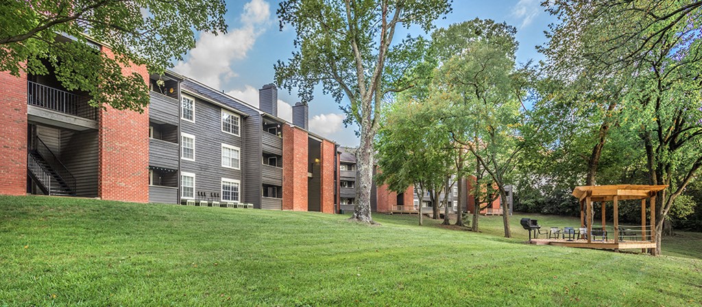 the preserve at ballantyne commons apartments courtyard and resident buildings