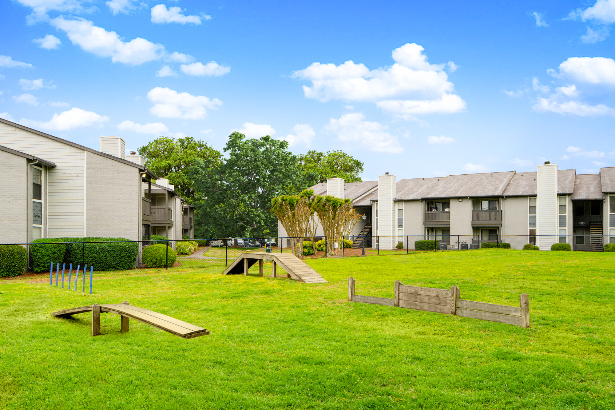 the preserve at ballantyne commons apartments with a green yard and benches