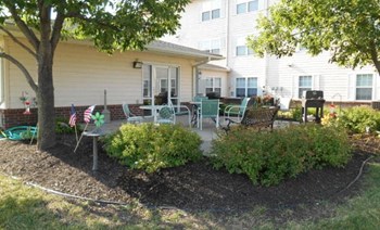 Outdoor community patio - Photo Gallery 5