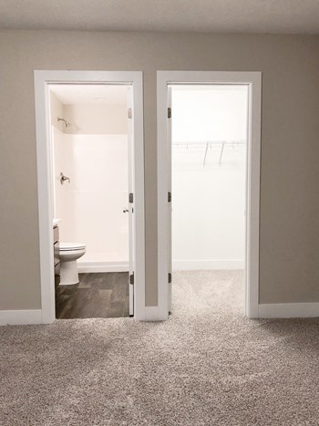 207 W 12th Street 2-3 Beds Apartment for Rent - Photo Gallery 5