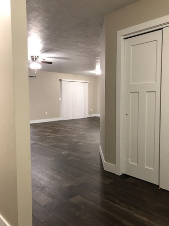 207 W 12th Street 2-3 Beds Apartment for Rent - Photo Gallery 3