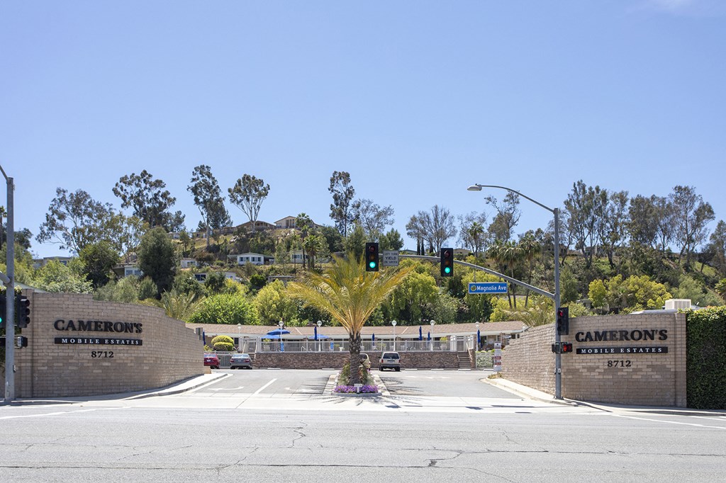 a traffic light at an intersection in front of a sign