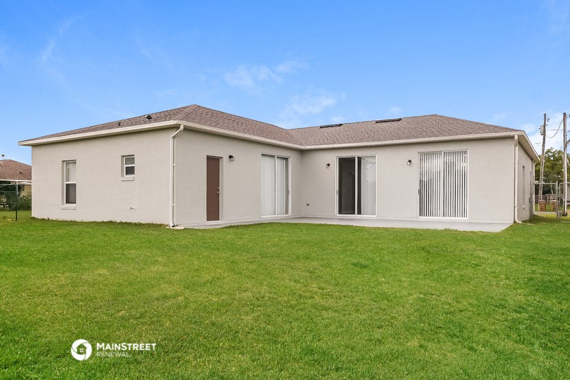 the backyard of a house with green grass and a yard