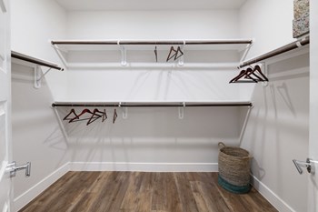 Model Closet Model Closet - Photo Gallery 5